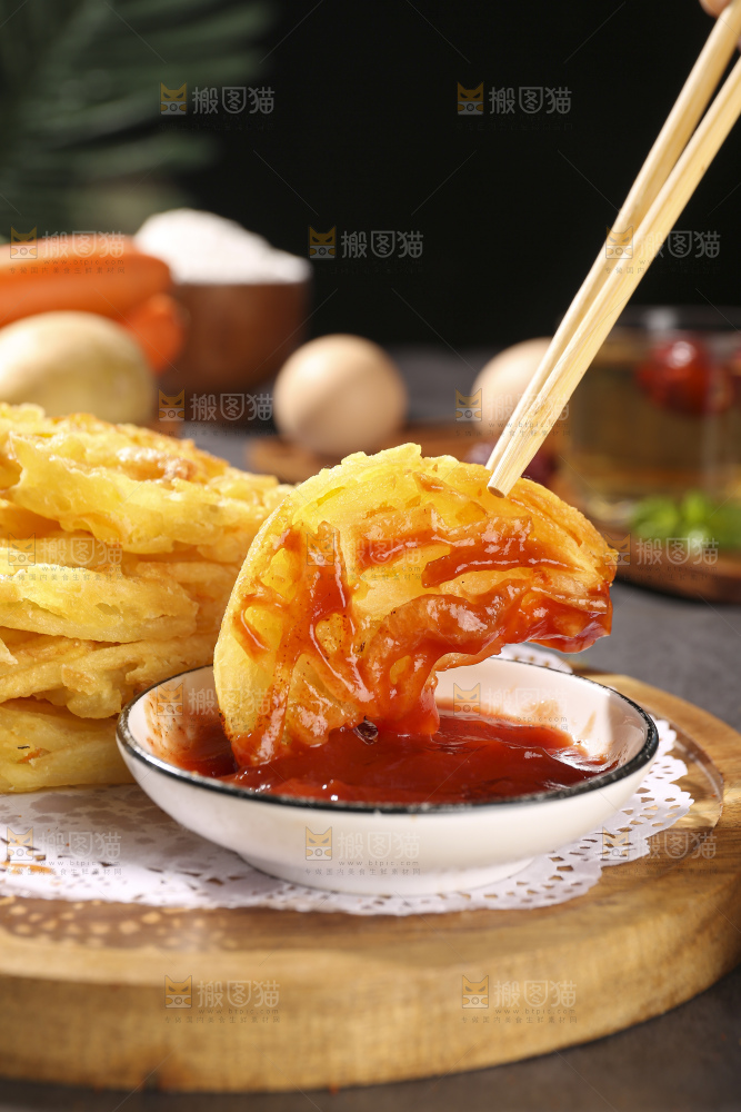 深底上的土豆鲜虾饼