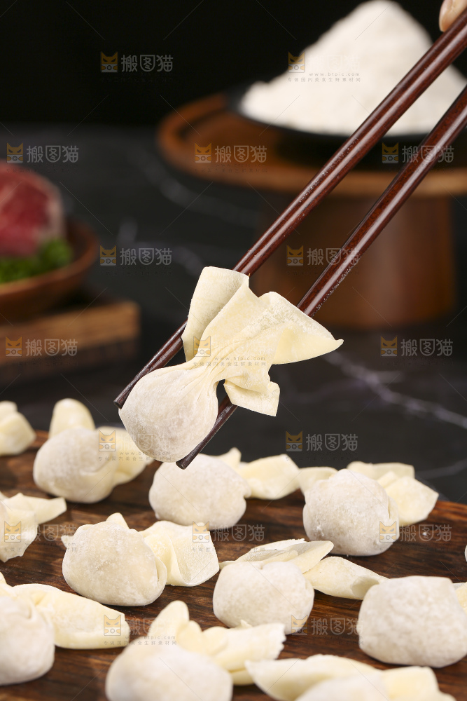 深底上的小金鱼馄饨