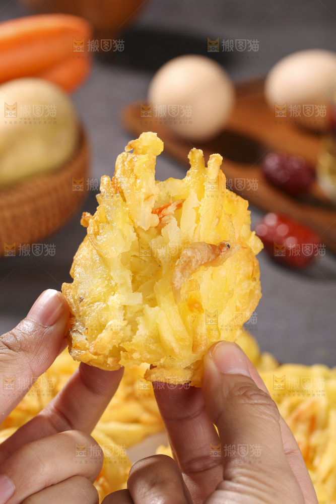 深底上的土豆鲜虾饼