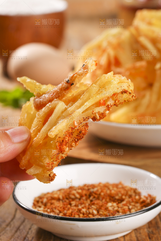 木底上的土豆鲜虾饼