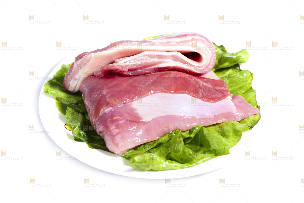 白底上的新鲜羊肉
