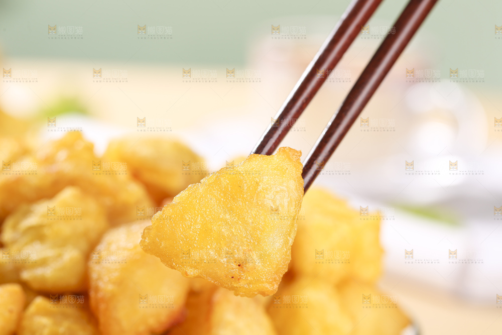 浅底上的锅巴土豆