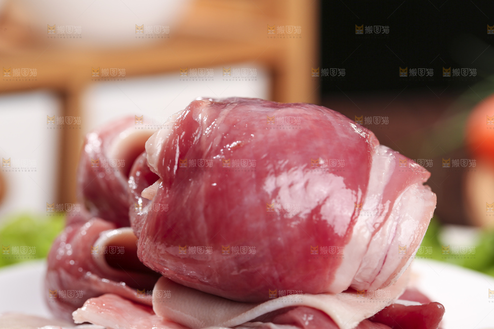木底上的新鲜羊肉