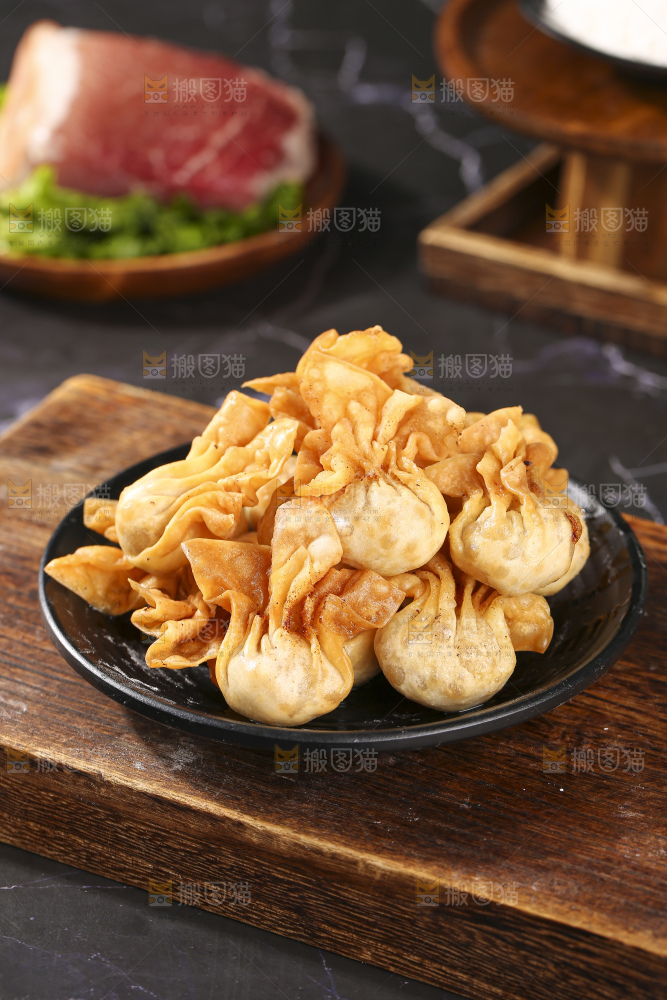 深底上的小金鱼馄饨