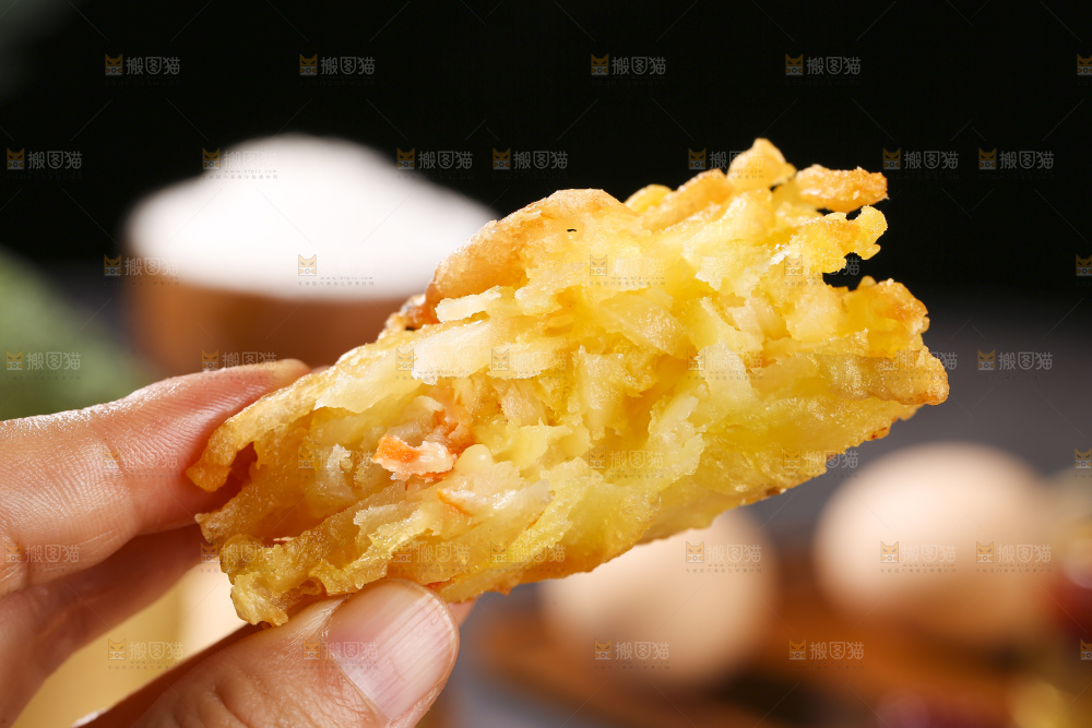 深底上的土豆鲜虾饼