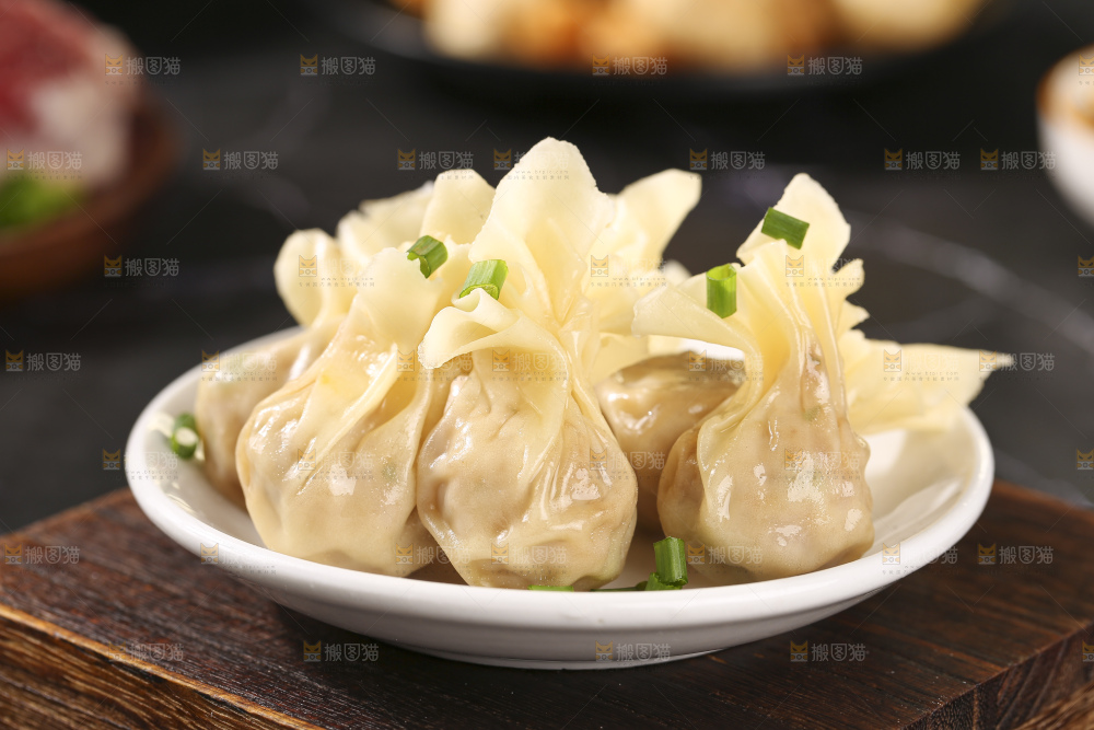 深底上的小金鱼馄饨