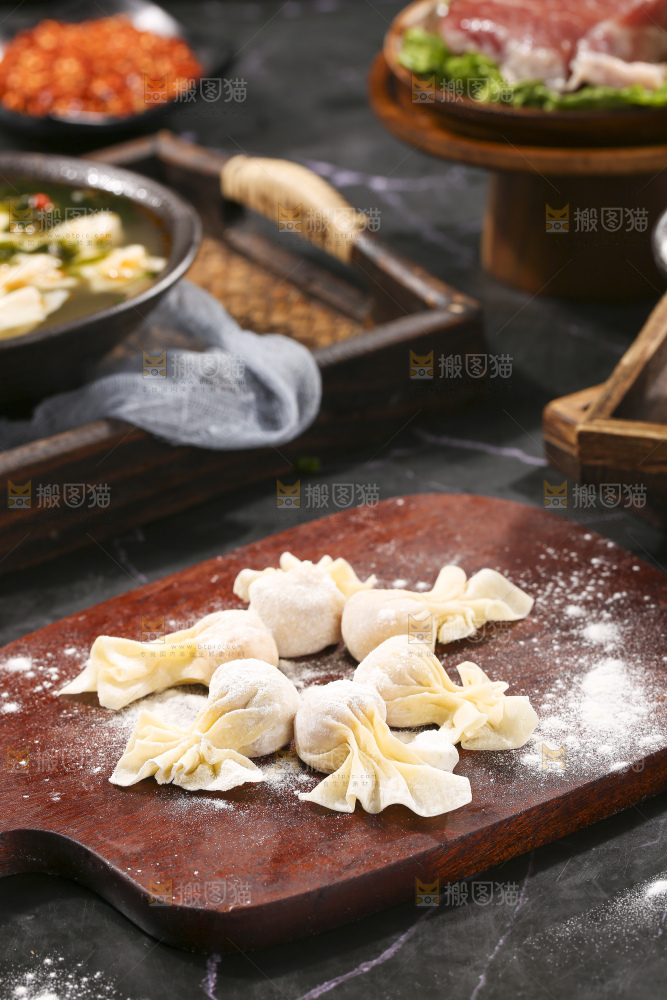深底上的小金鱼馄饨