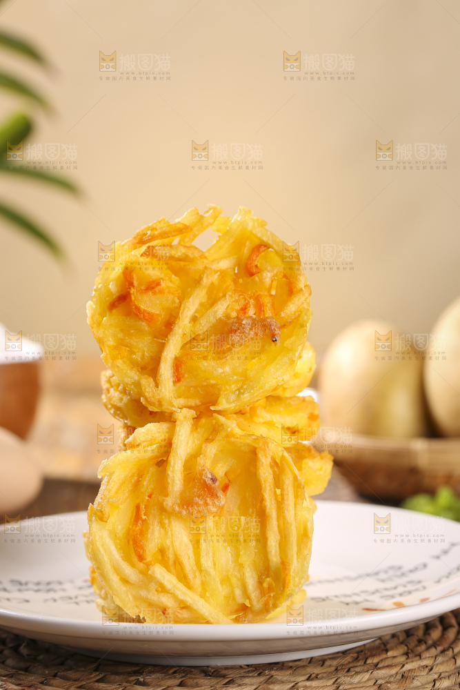 木底上的土豆鲜虾饼
