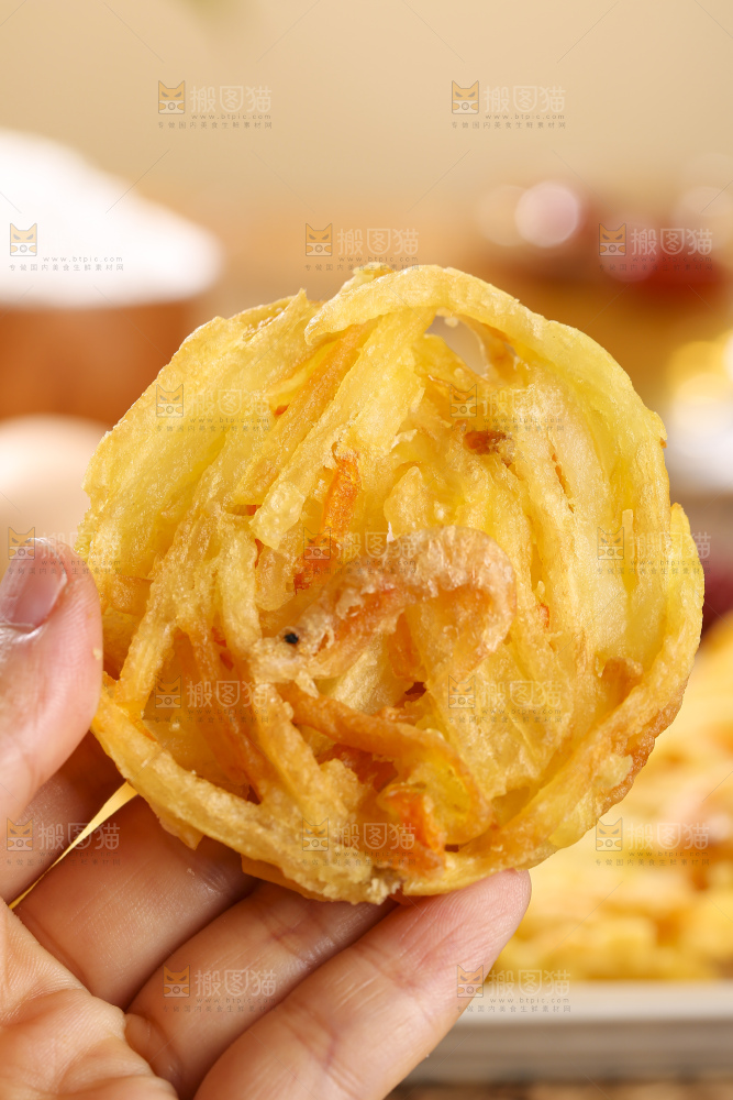 木底上的土豆鲜虾饼