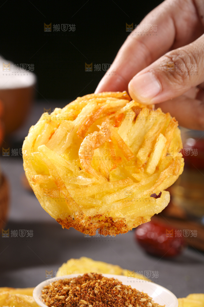 深底上的土豆鲜虾饼