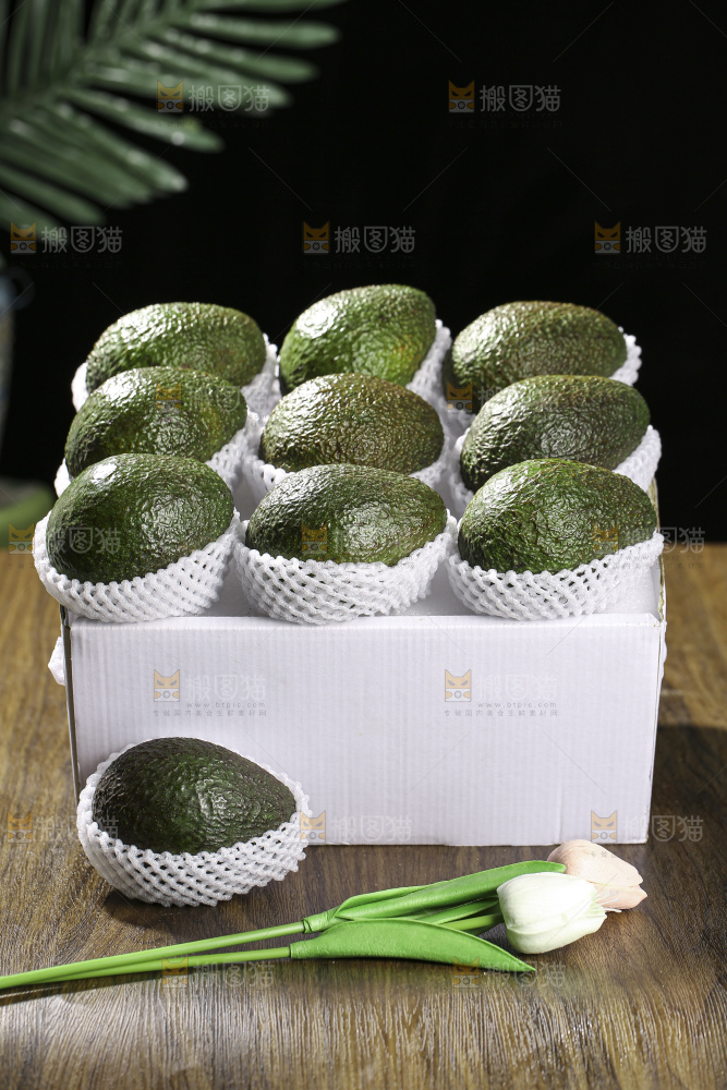木底上的墨西哥牛油果