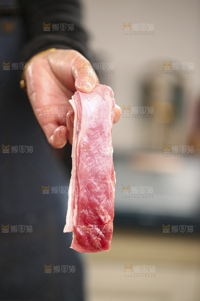手里拿着新鲜羊肉