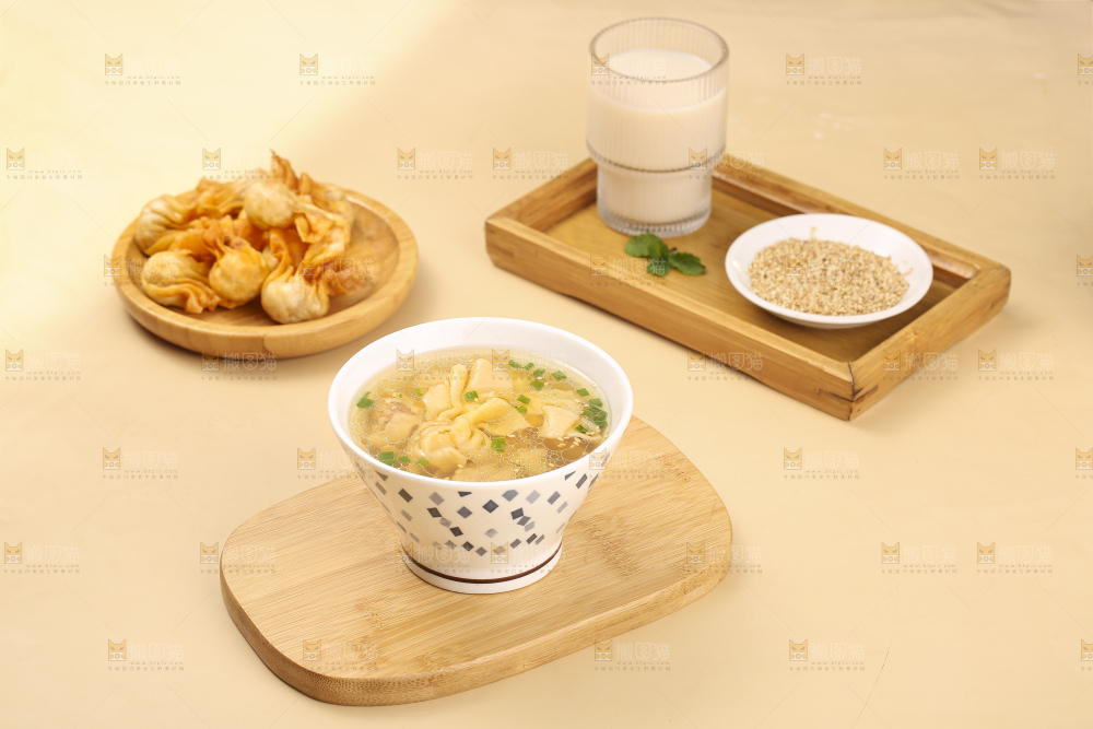 浅底上的小金鱼馄饨