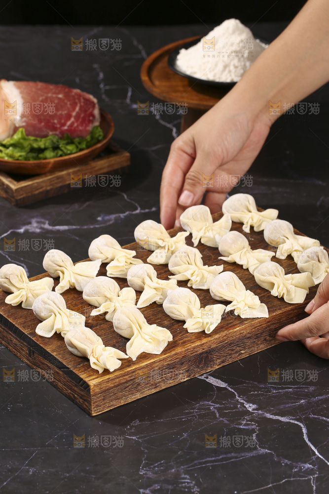 深底上的小金鱼馄饨