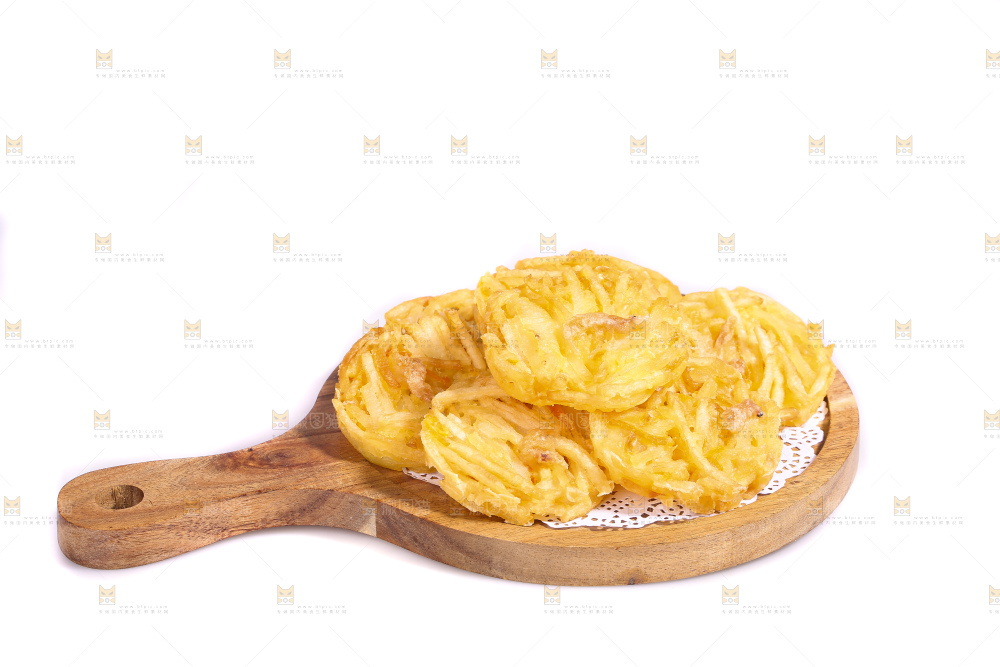 白底上的土豆鲜虾饼