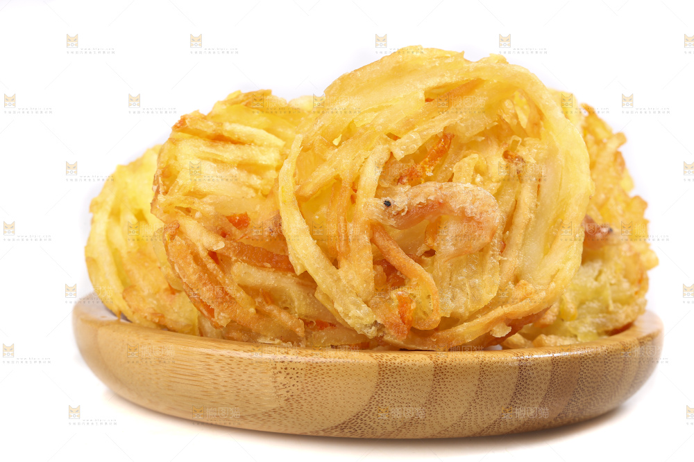 白底上的土豆鲜虾饼