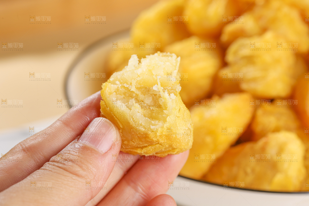 浅底上的锅巴土豆