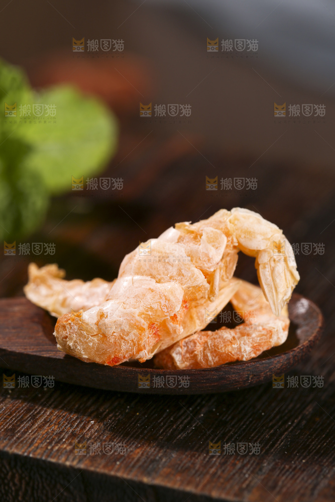 木底上的碳烤虾干