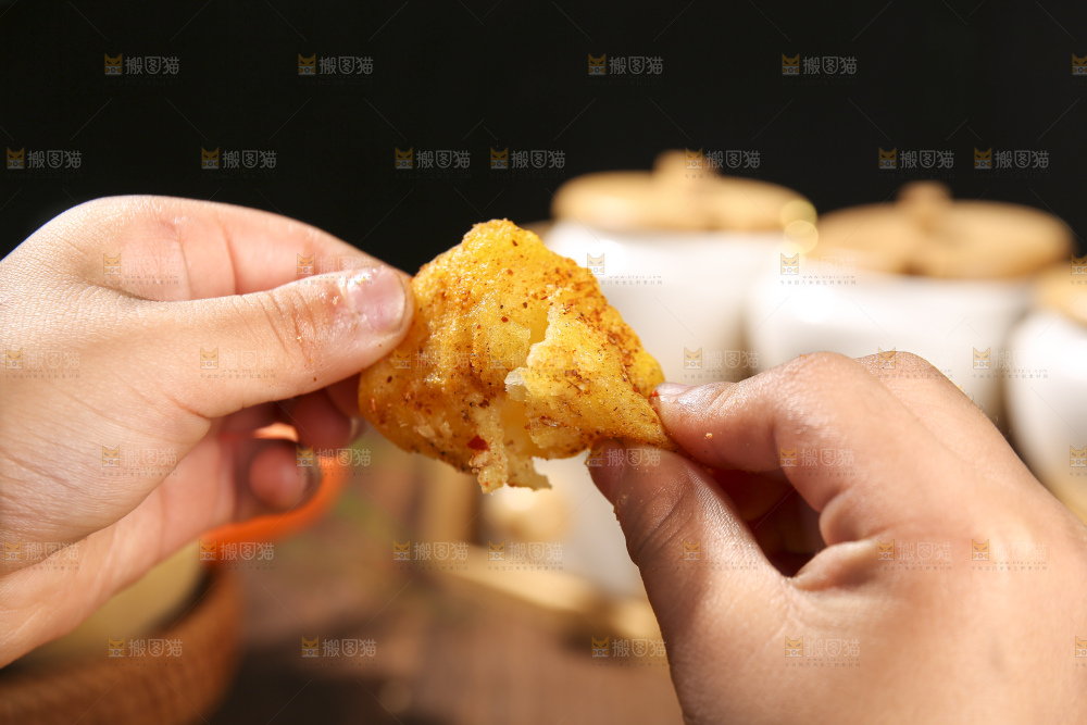 木底上放着锅巴土豆