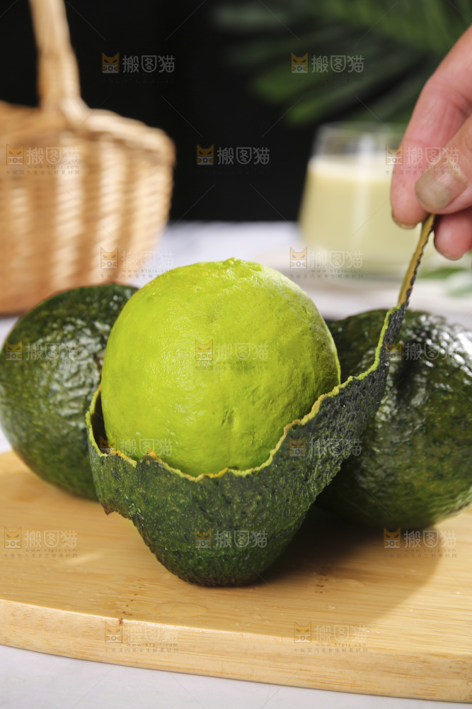浅底上的巨无霸牛油果