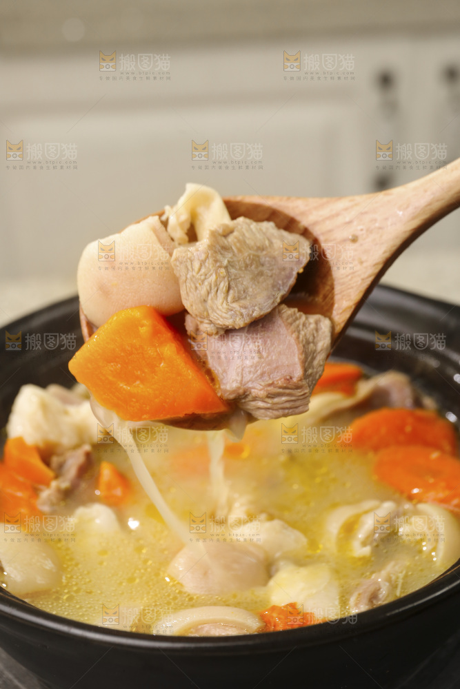 砂锅里的胡萝卜炖羊肉