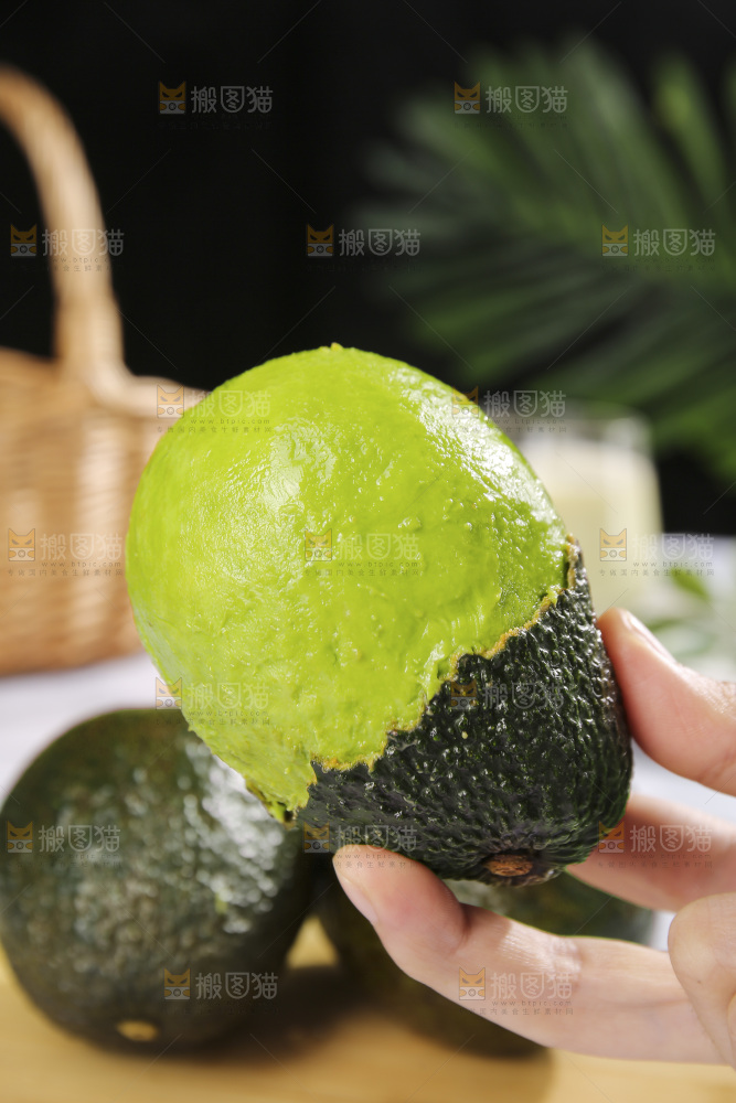浅底上的巨无霸牛油果