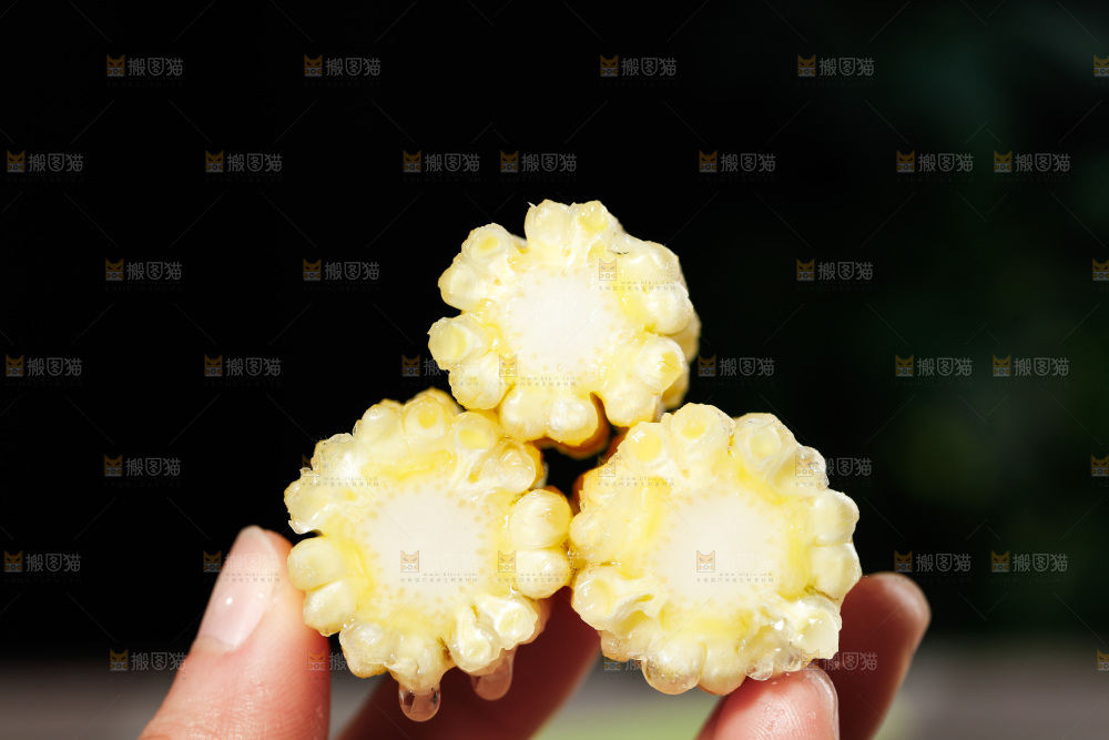 深底上的玉米笋