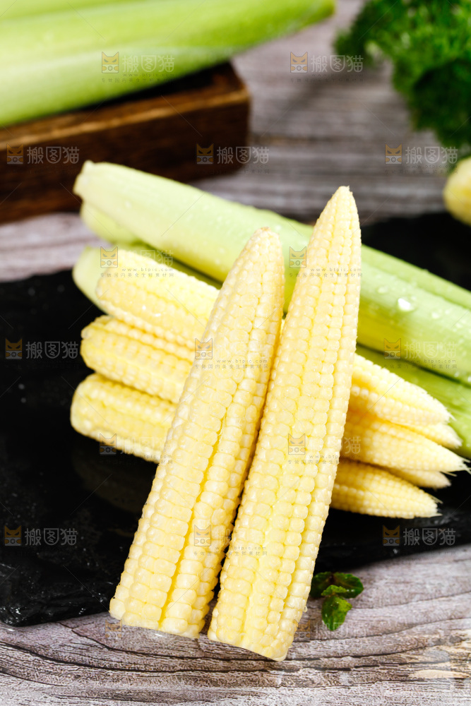 深底上的玉米笋