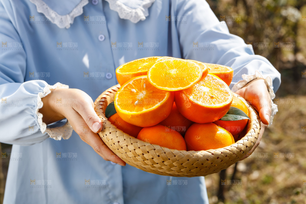 手里拿着沃柑