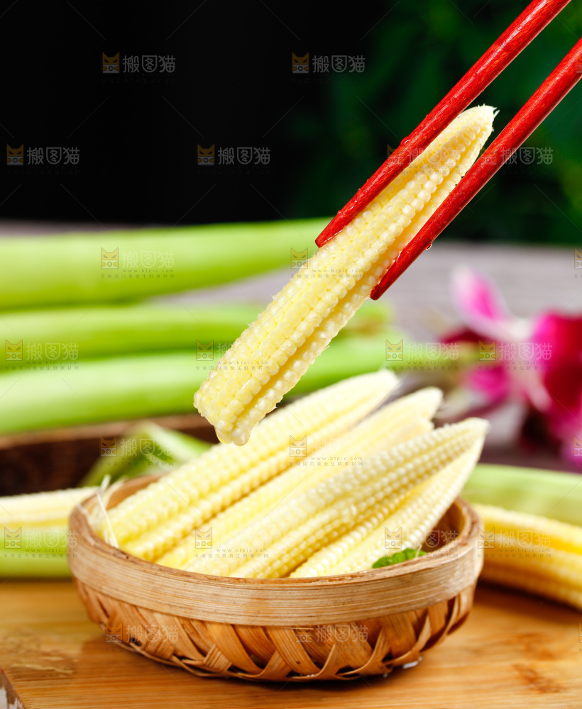 深底上的玉米笋