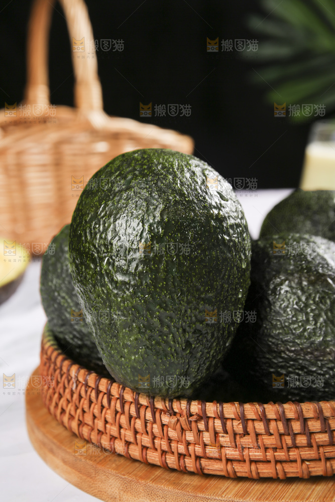 浅底上的巨无霸牛油果