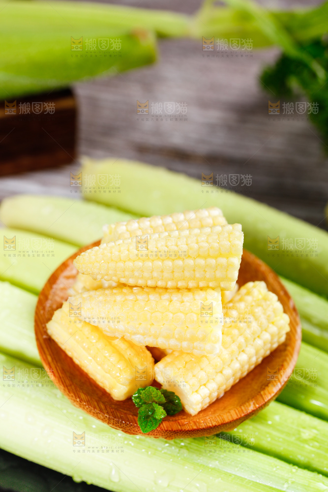 深底上的玉米笋