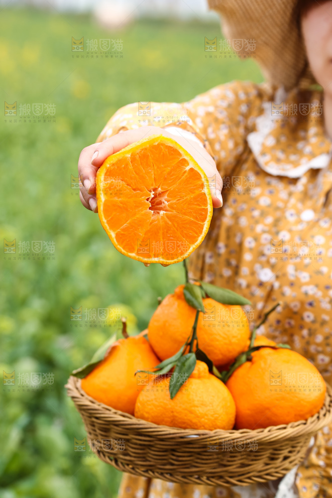 手里拿着丑八怪