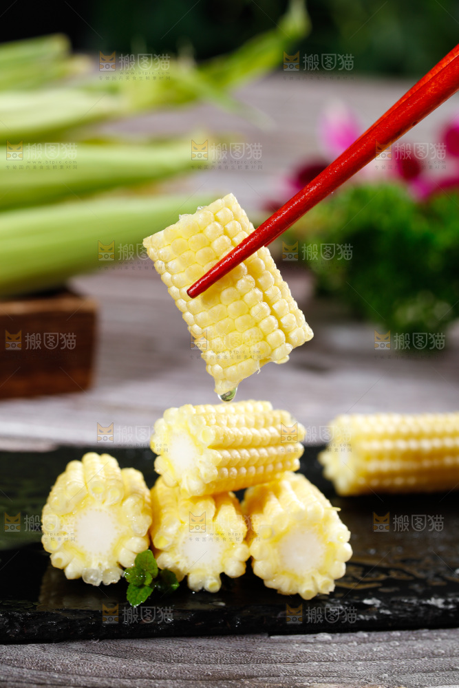 深底上的玉米笋