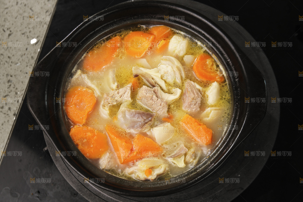 砂锅里的胡萝卜炖羊肉