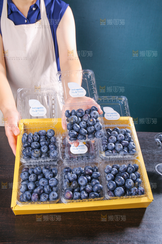 黑底上摆着的新鲜蓝莓