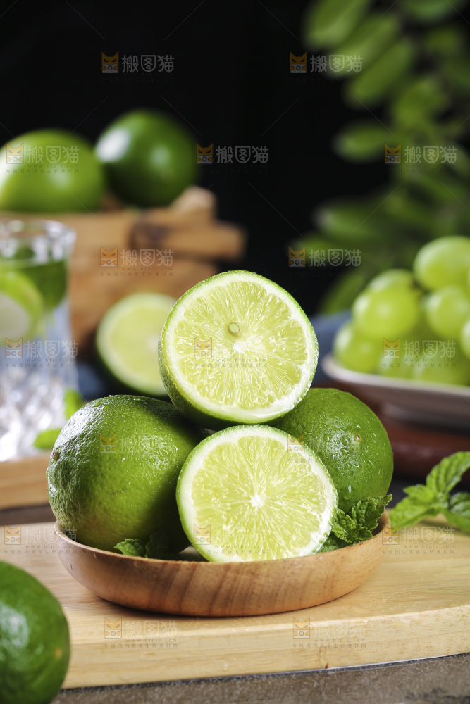 木底上的香水柠檬