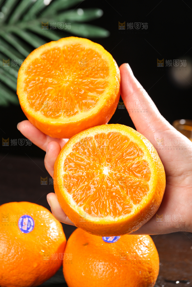 黑底上摆放着的澳柑