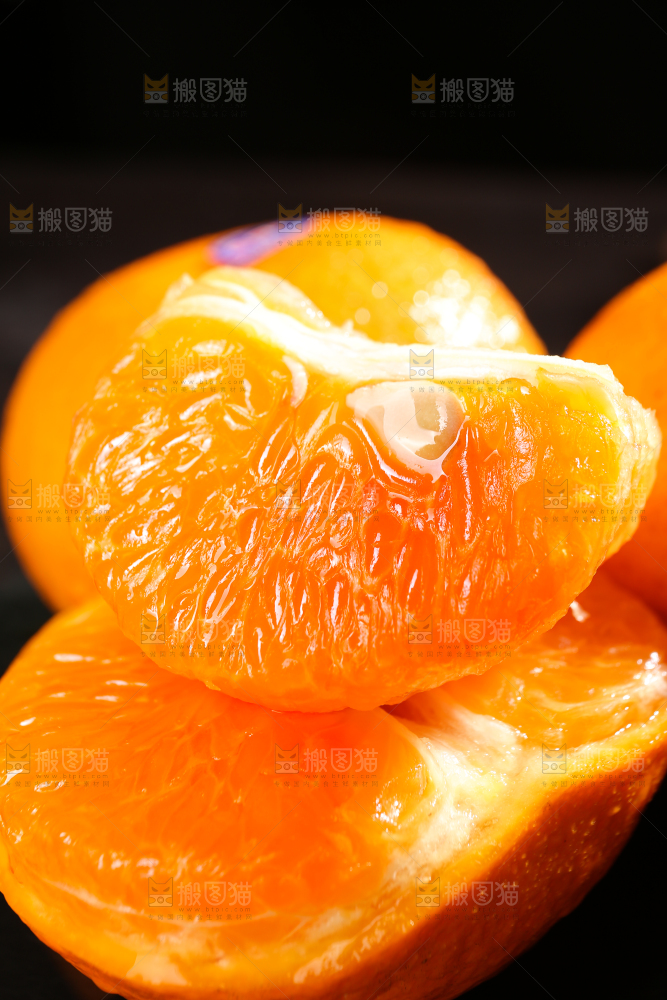 黑底上摆放着的澳柑