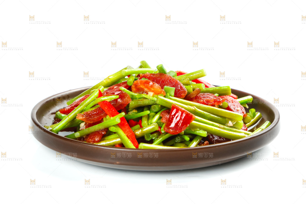 盘子里的藜蒿炒香肠