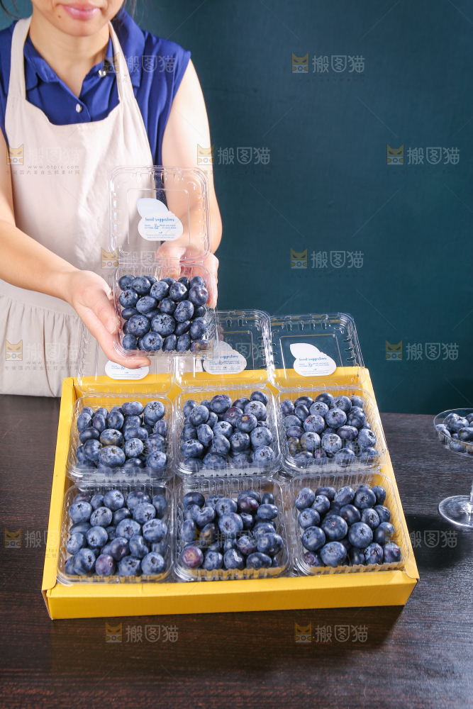 黑底上摆着的新鲜蓝莓
