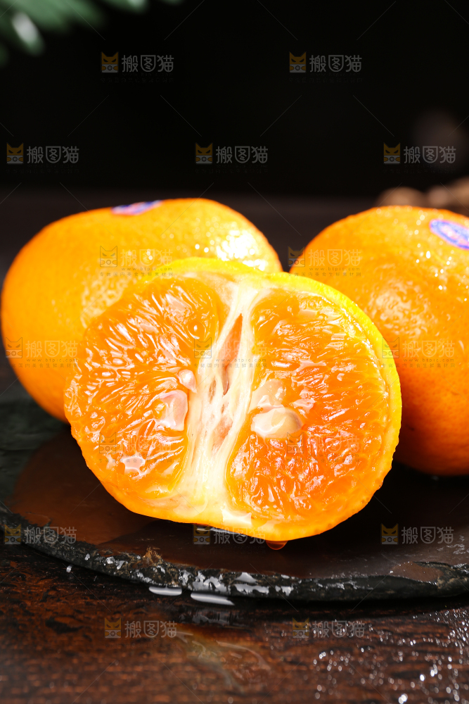 黑底上摆放着的澳柑