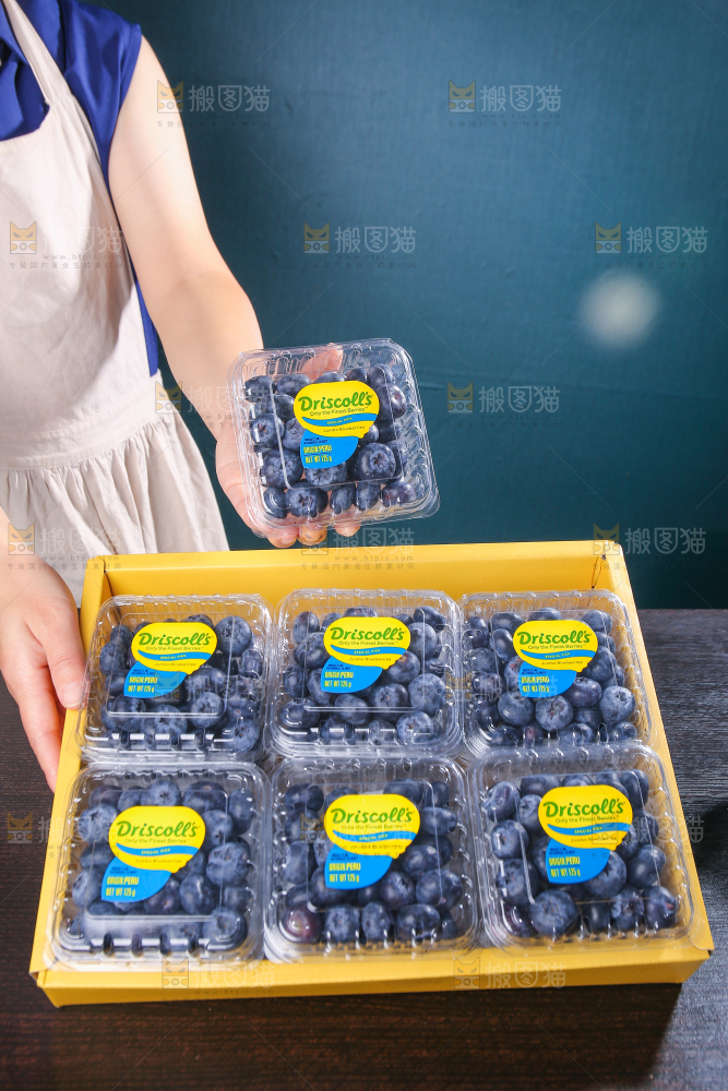 黑底上摆着的新鲜蓝莓