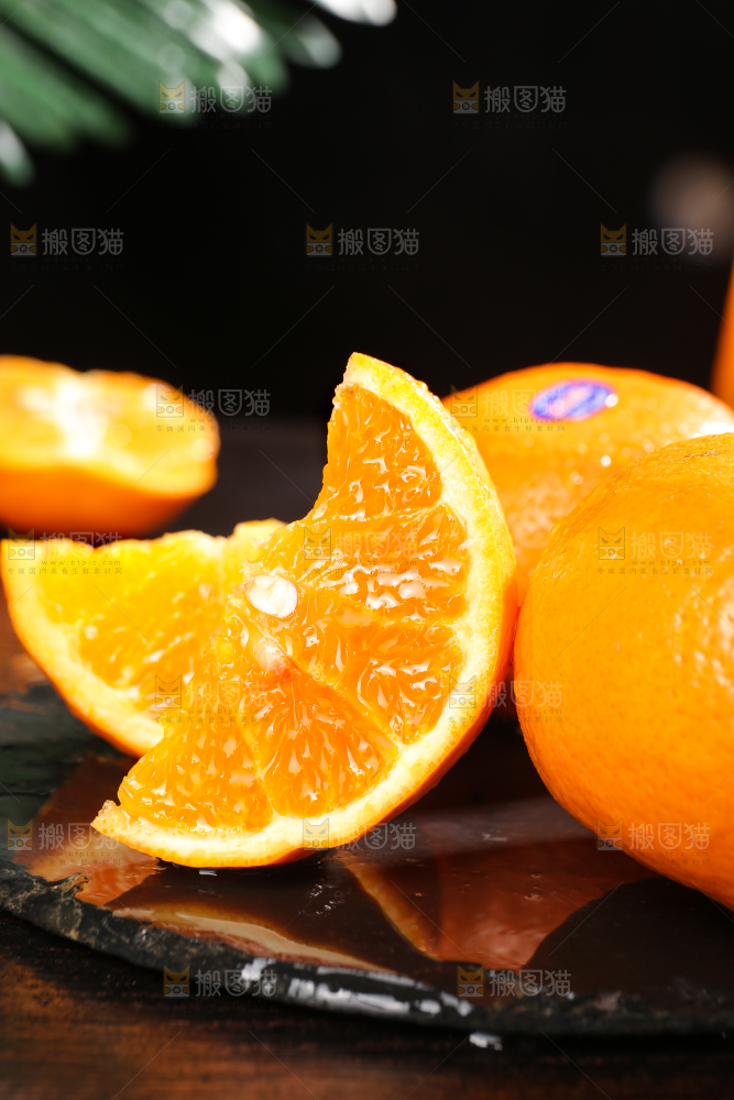 黑底上摆放着的澳柑