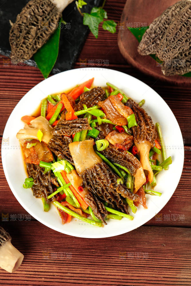 木底上的羊肚菌炒腊肉