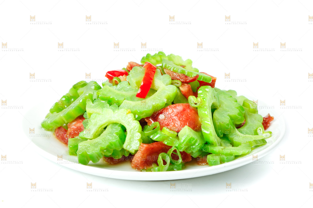 盘子里的苦瓜炒腊肠