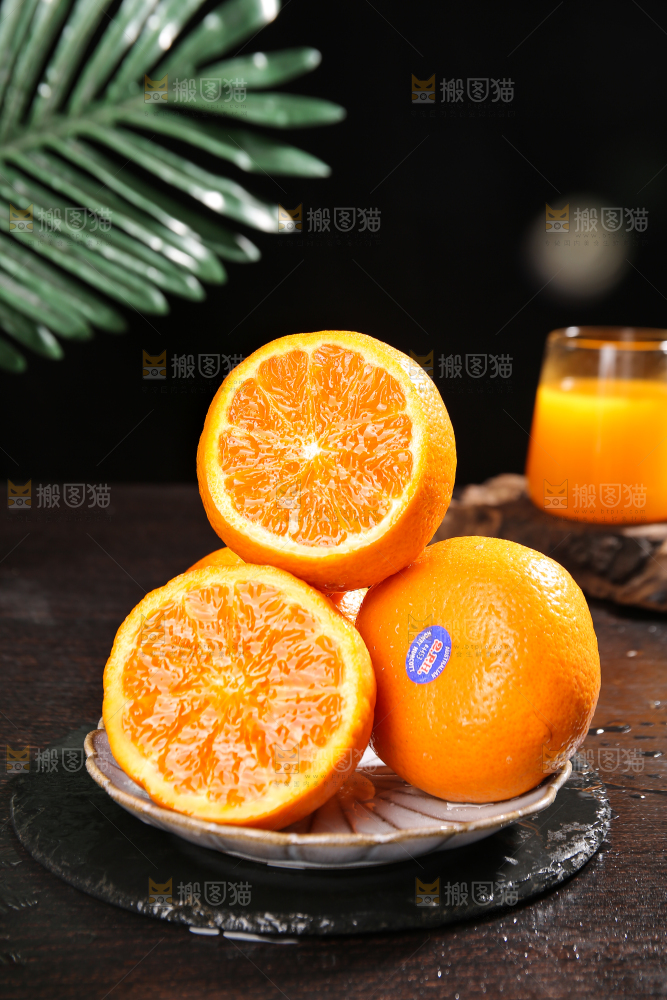 黑底上摆放着的澳柑