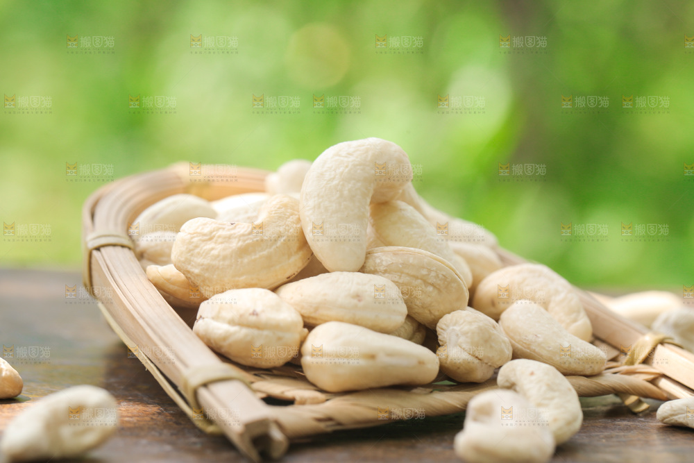 木底上放着一簸箕腰果仁
