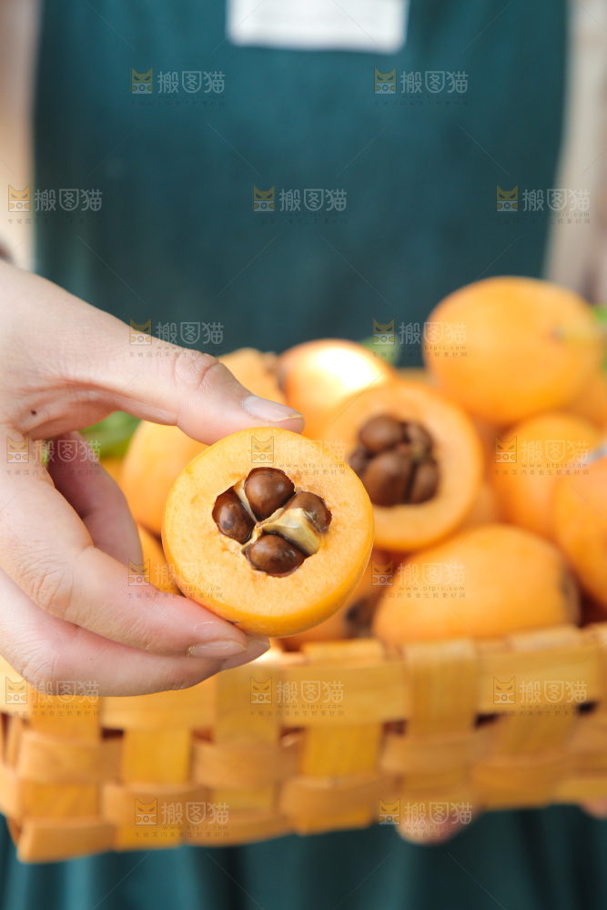 手里拿着枇杷