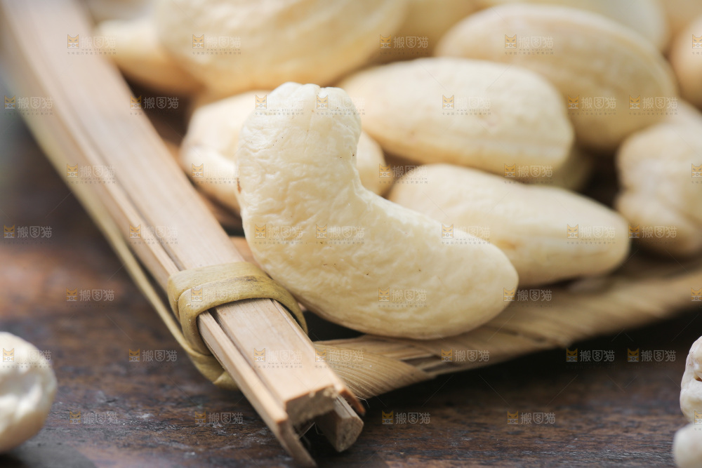 木底上放着一簸箕腰果仁